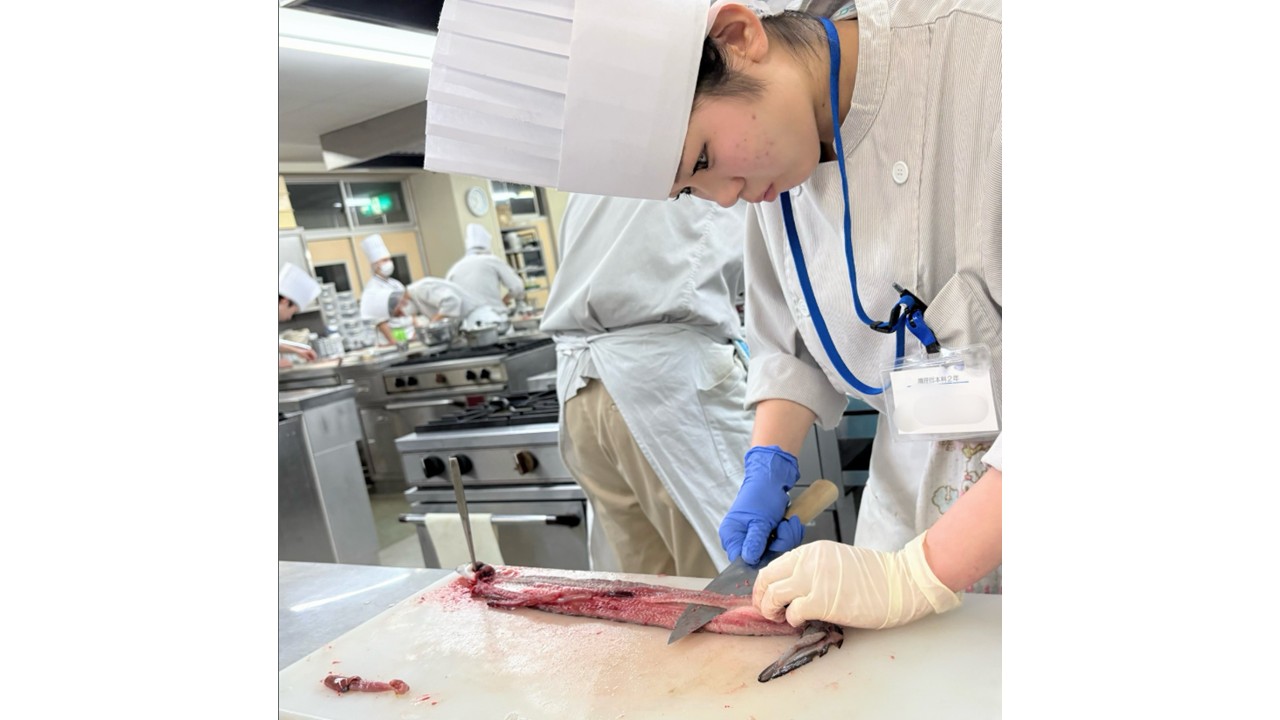 活きうなぎを捌く