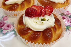 いちごのスィートロールパン