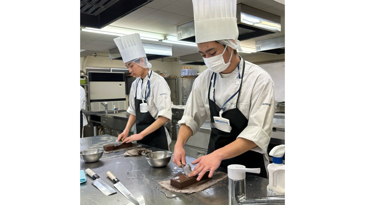 調理師科1年生の実習授業は包丁砥ぎから