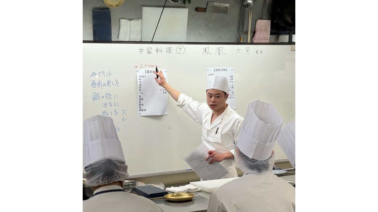 卒業生による中国料理実習